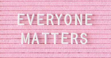 Diversidade em startups. Imagem na cor rosa, com o escrito "Everyone Matters". A tradução é "Todos são importantes".