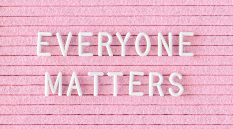 Diversidade em startups. Imagem na cor rosa, com o escrito "Everyone Matters". A tradução é "Todos são importantes".