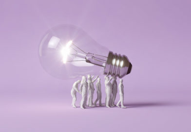 Ilustração de um grupo de pessoas carregando uma lâmpada