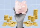 Investir em startups: Imagem ilustrada, com uma mão segurando um cofre, no formato de um porquinho, além de moedas ao redor.