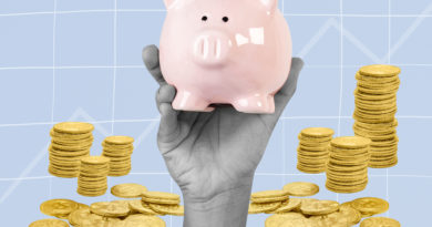Investir em startups: Imagem ilustrada, com uma mão segurando um cofre, no formato de um porquinho, além de moedas ao redor.